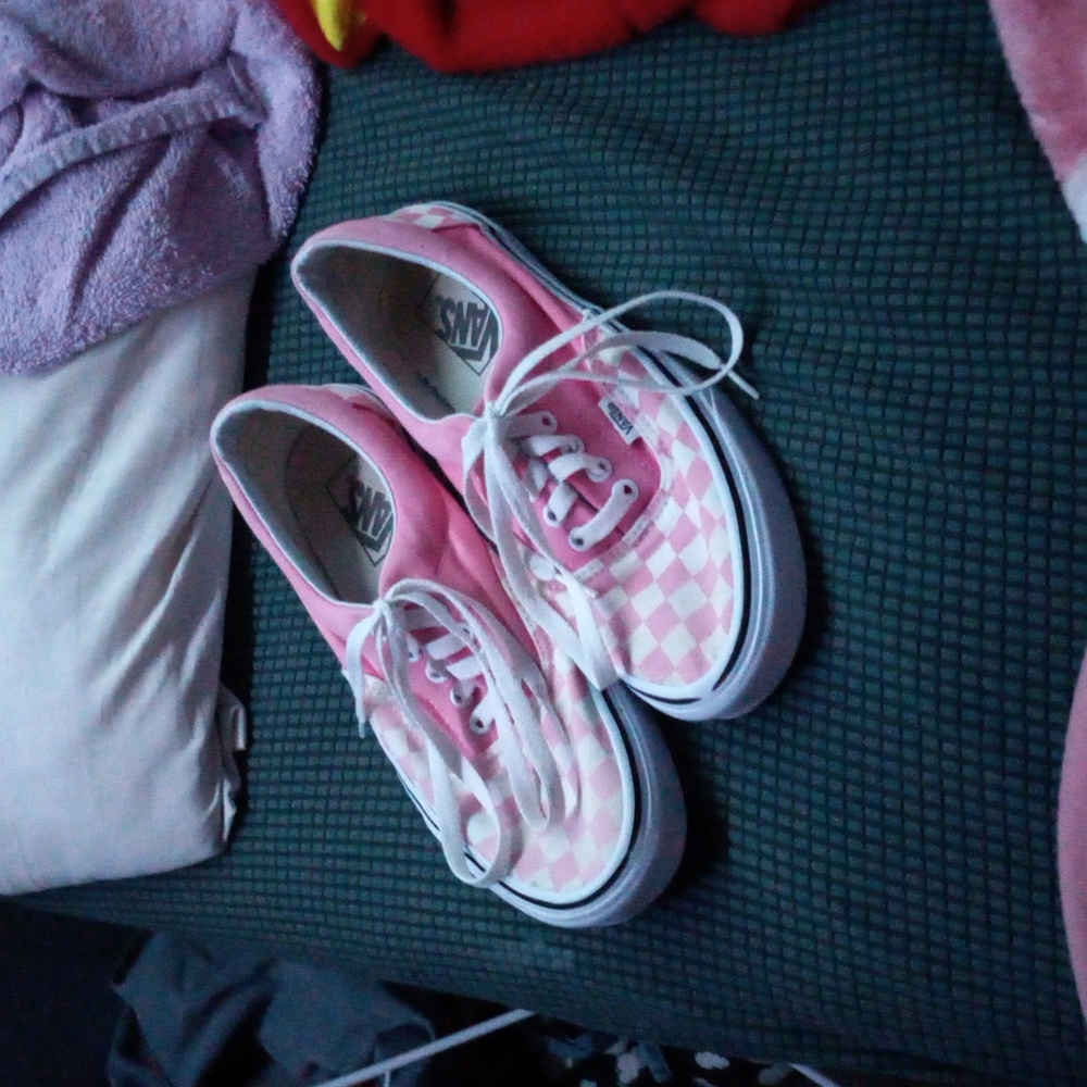 I'm selling some pink checkerd vans